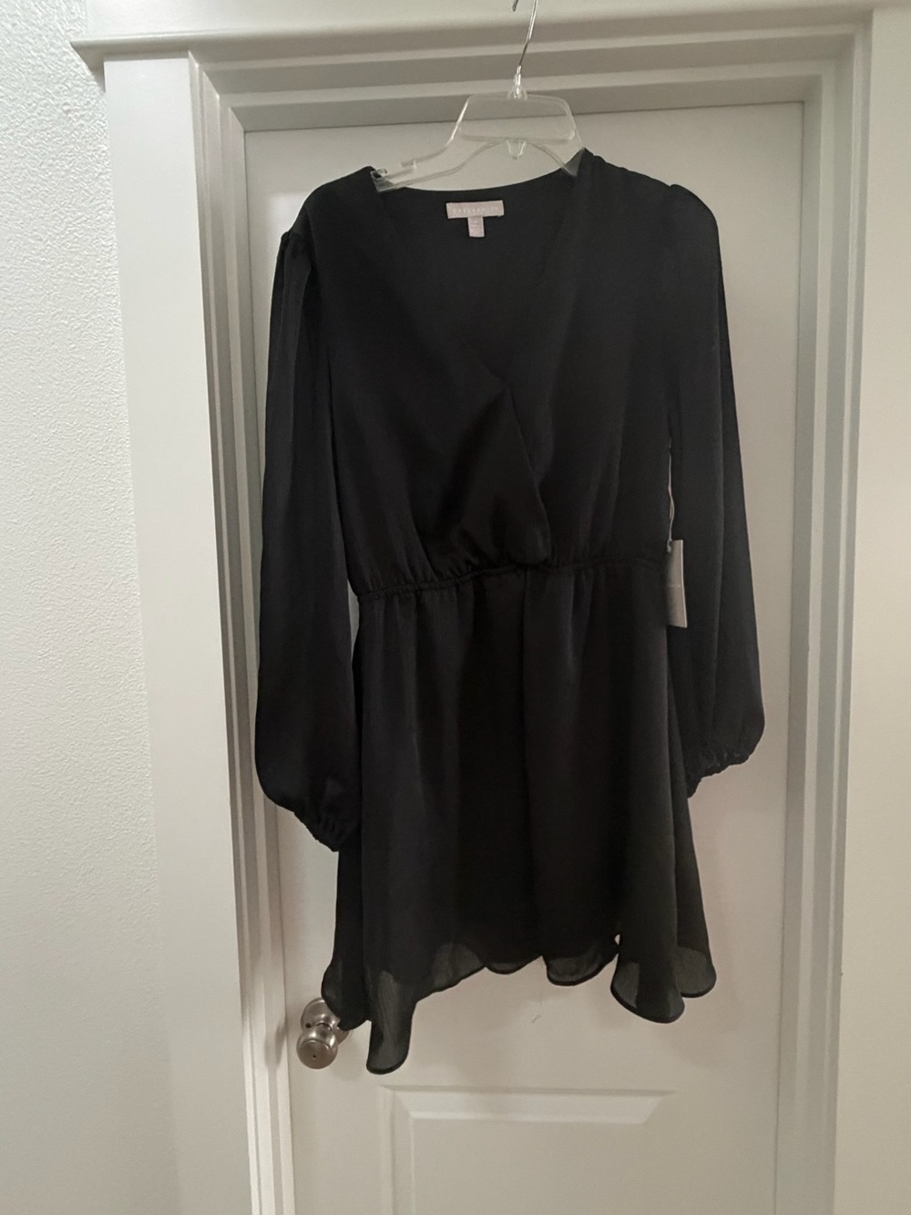 NWT Chelsea 28 Women’s Black Long-Sleeve V-Neck Dress | M